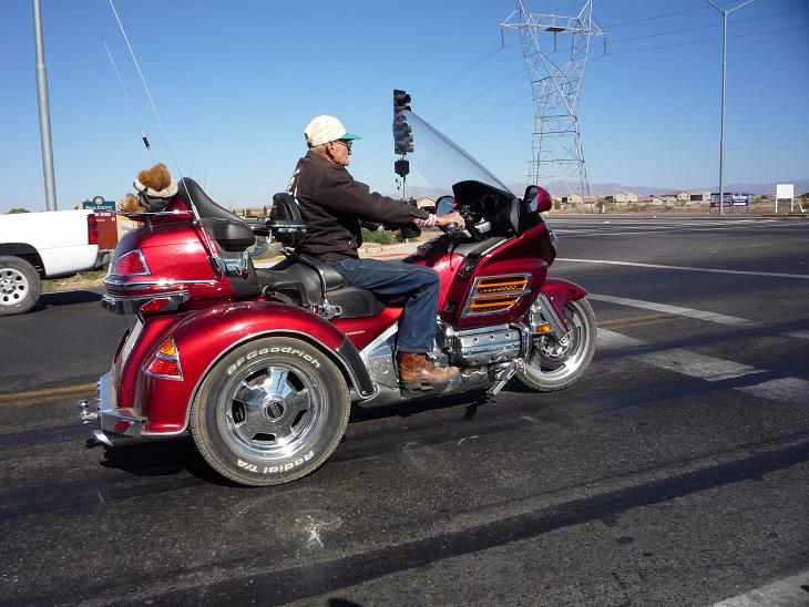 Mlodzieniec na motorze.JPG