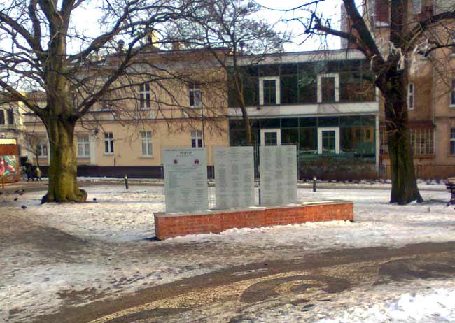 Tablice pamiatkowe z nazwiskami darczyncow